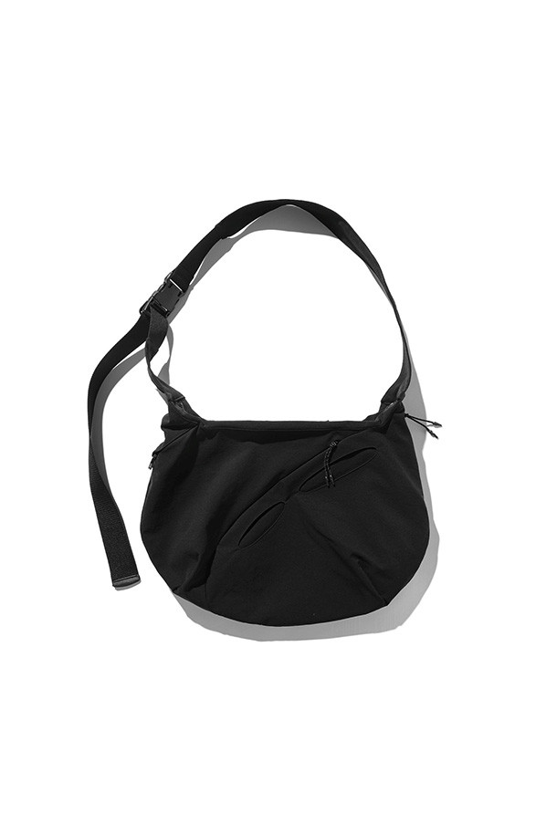 (CLESSTE) 소프트 쉘 퓨처 백 - 블랙은 미니멀, 클래식, 시크 스타일을 추구하는 남성을 위한 숄더백/크로스백입니다. 유기적인 타원형 포켓 디자인과 지퍼 디테일이 돋보이며, 고탄성, 내구성, 유연성을 갖춘 이중직 원단 TEXBRID를 사용하여 제작되었습니다. 미디엄 사이즈의 블랙 색상 무지 가방으로, 출근룩, 비즈니스 캐주얼, 여행룩 등 다양한 TPO에 활용 가능합니다. 가방 잠금 방식은 지퍼형이며, 숄더백 또는 크로스백으로 활용할 수 있어 실용적입니다.
