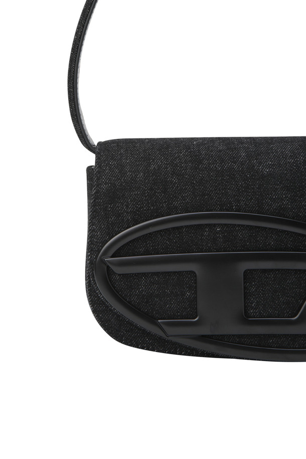 워싱 데님 소재와 블랙 컬러가 시크한 매력을 더하는 1DR 아이코닉 숄더백입니다. 가죽 소재와 미디엄 사이즈로 제작되어 실용성을 높였으며, D 플라크 장식과 빛바랜 효과가 빈티지한 무드를 연출합니다. 숄더 스트랩과 벨트 스트랩을 활용해 다양한 스타일링이 가능하며, 플랩 잠금 방식과 사각 쉐입으로 세련된 디자인을 완성했습니다.
