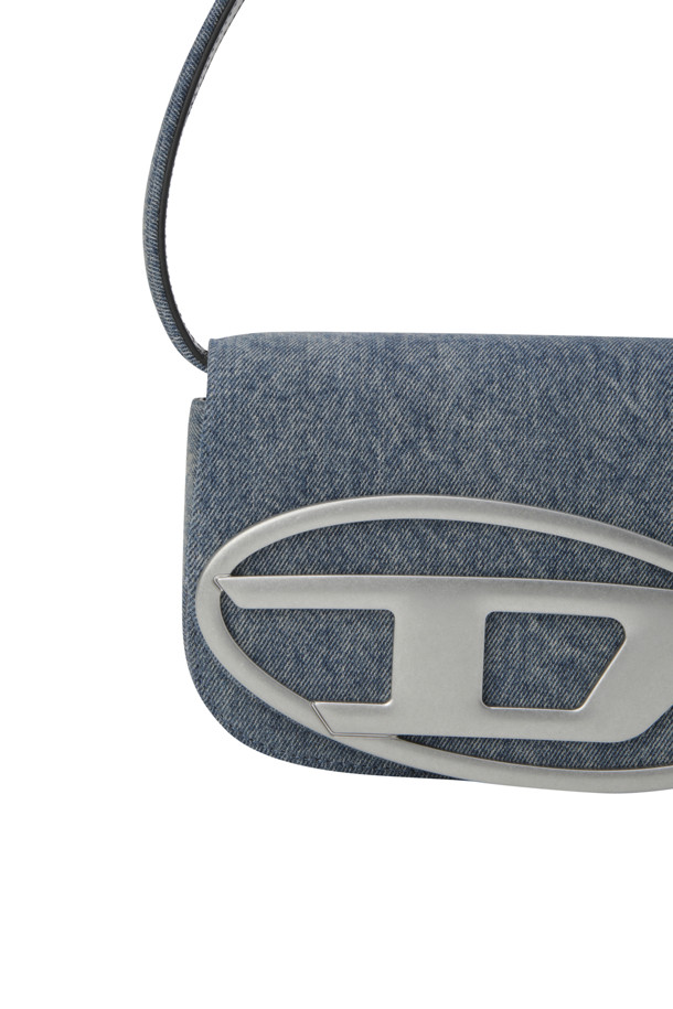 1DR 아이코닉 숄더백은 솔라이즈드 데님 소재에 매트 마감과 톤온톤 디테일로 세련된 감각을 더한 여성 숄더백입니다. 미디엄 사이즈로, 데님과 가죽의 조화가 돋보이며, 빛바랜 효과가 빈티지하면서도 트렌디한 무드를 선사합니다. 플랩 잠금 방식을 적용했으며, D 플라크 디자인 장식과 숄더/벨트 스트랩으로 다양한 스타일 연출이 가능합니다.
