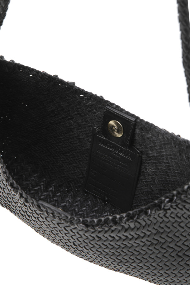 NOVA LUNA (노바 루나) - BLACK 숄더백은 소가죽과 버팔로 가죽을 혼합하여 제작된 여성용 미디엄 사이즈 가방입니다. 블랙 컬러의 무지 디자인이며, 반원 형태의 세련된 실루엣을 자랑합니다. 우븐 핸들과 세인트 크리스토퍼 메달 참 장식이 돋보이며, 핸드메이드로 제작되어 고급스러움을 더합니다. 자석형 잠금 방식과 안감 없는 오픈 탑 디자인으로 실용성을 높였으며, 일상적인 용도로 활용하기 좋습니다. 루나 메짜의 컴팩트 버전으로 클래식, 미니멀, 시크 스타일을 즐겨 입는 분들께 추천합니다.
