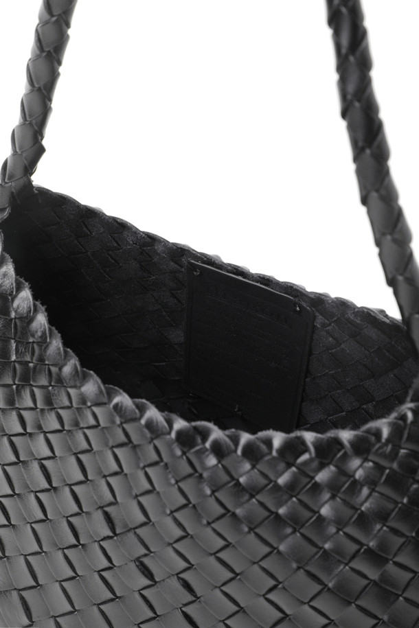 로산나 (ROSANNA) - 블랙 바게트백은 여성들을 위한 클래식 스타일의 가방입니다. 부드러운 소가죽과 버팔로 가죽을 직조 방식으로 엮어 섬세하게 제작되었으며, 미디엄 사이즈로 데이트룩, 모임룩 등 다양한 TPO에 활용하기 좋습니다. 내부 안감이 없는 디자인으로, 오픈형 잠금 방식과 세인트 크리스토퍼 메달 참 장식이 특징입니다. 미니멀하고 시크한 스타일을 연출하며, 일상에서 세련된 포인트를 더해줍니다.
