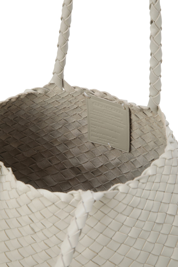 산타 크로체 빅 - 펄은 여성들을 위한 라지 사이즈 가방입니다. 가죽 소재에 진주색(Pearl) 컬러로, 불규칙한 가죽 직조 스트랩과 반원 형태가 특징입니다. 메달 참 장식으로 포인트를 더했으며, 오픈형 디자인으로 소지품을 쉽게 넣고 꺼낼 수 있습니다. 핸드메이드로 제작되어 우아한 실루엣을 자랑하며, 안감 처리는 되어 있지 않습니다. 데이트룩, 쇼핑룩, 모임룩 등 다양한 TPO에 클래식, 미니멀, 시크 스타일을 연출하기 좋습니다.
