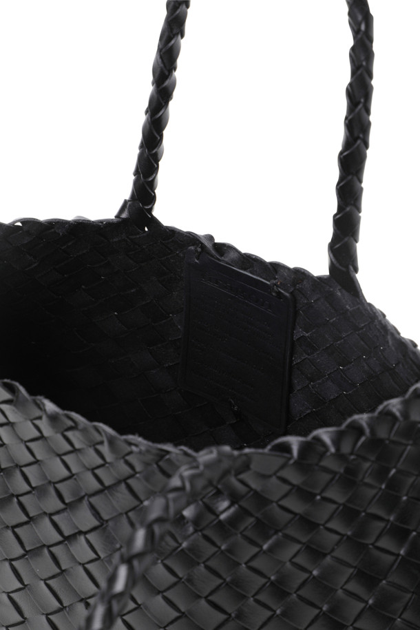 **산타 크로체 스몰 - 블랙** 토트백은 여성용 가방으로, 우아한 스타일을 추구하는 분들을 위한 아이템입니다. 블랙 컬러의 가죽 소재에 직조 패턴이 돋보이며, 반원 형태의 디자인과 메달 참 장식이 특징입니다. 오픈형으로 편리하게 물건을 넣고 꺼낼 수 있으며, 핸드메이드로 제작되어 고급스러움을 더합니다. 데이트룩, 모임룩 등 TPO에 활용하기 좋으며, 클래식, 미니멀, 시크한 스타일을 연출하기에 적합합니다.
