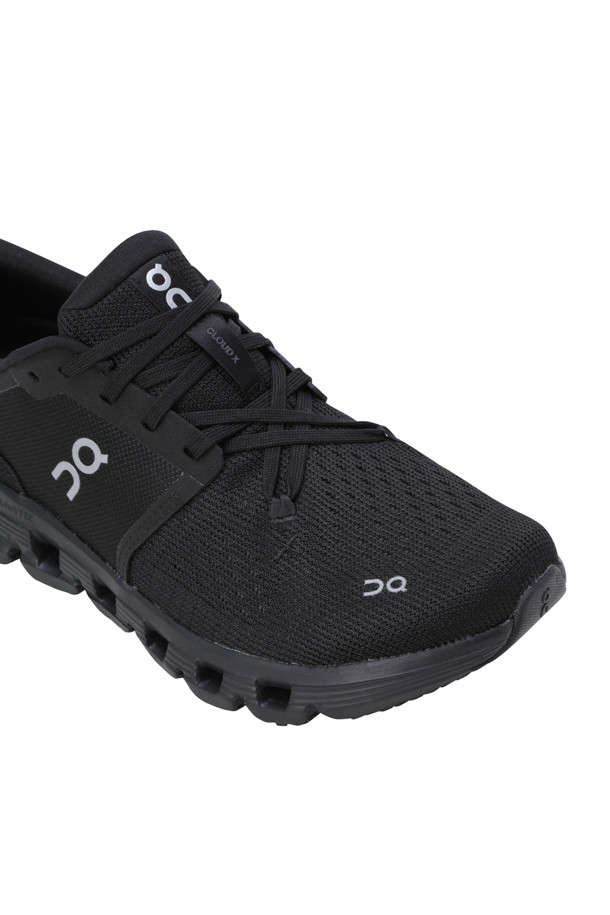 Cloud X 4 (블랙 이클립스) 러닝화는 남성용 러닝화로, 러닝과 일상생활 모두에 적합합니다. 메쉬와 고무 소재를 사용하여 통기성이 뛰어나고, 가볍게 제작되어 편안한 착용감을 선사합니다. 플랫 굽에 라운드 앞코 디자인으로, 캐주얼, 스포티, 미니멀한 스타일을 연출하기 좋습니다. 288g의 가벼운 무게와 접지력을 강화하여 활동적인 움직임을 지원하며, 사계절 내내 활용 가능합니다. 끈으로 조절하는 디자인의 로우탑 신발로, 블랙 컬러의 무지 패턴이 어떤 옷에도 잘 어울립니다.
