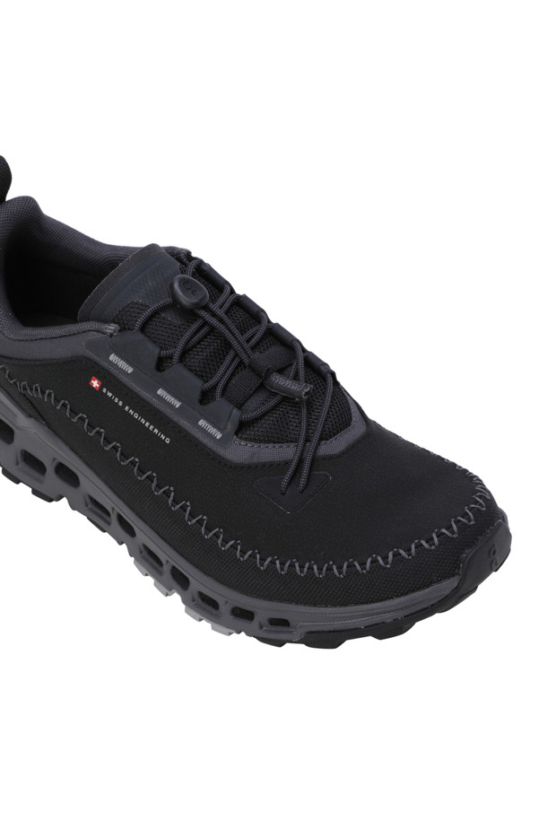 Cloudaway 2 (클라우드어웨이 2) - Black Eclipse (블랙 이클립스)는 남성용 러닝화로, 가볍고 편안한 착용감을 제공합니다. 블랙 컬러의 무지 디자인은 미니멀하고 스포티한 스타일을 연출하며, 토글 레이스 방식으로 간편하게 조절할 수 있습니다. 286g의 가벼운 무게와 발수 기능으로 쾌적한 러닝과 일상생활을 지원하며, 넓은 토박스는 편안한 발볼을 가진 분들에게 적합합니다. 러닝룩, 산책룩, 캐주얼 스타일 등 다양한 TPO에 활용할 수 있는 사계절용 신발입니다.
