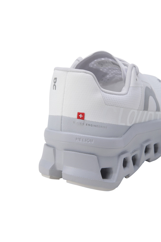 Cloudmonster (화이트 글래시어)는 남성 러닝화로, 러닝과 일상생활 모두에 적합합니다. 화이트와 그레이 컬러의 무지 디자인에 라운드 앞코, 끈으로 여미는 스타일입니다. 쿠셔닝, 경량성, 반발력을 갖춘 CloudTec 기술, Speedboard 기술, Helion 슈퍼폼을 사용하여 편안함과 퍼포먼스를 동시에 제공합니다. 미니멀, 스포티, 캐주얼 스타일의 러닝룩을 연출하기에 좋습니다.
