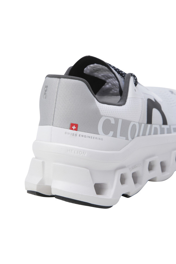 Cloudmonster (클라우드몬스터) - All White는 러닝과 일상에서 모두 활용 가능한 남성용 러닝화입니다. 미니멀, 스포티, 캐주얼 스타일을 아우르며 러닝룩과 피트니스룩에 적합합니다. 화이트 컬러의 무지 디자인으로, 라운드 앞코와 끈으로 여미는 스타일입니다. CloudTec® 쿠셔닝, Speedboard® 적용, Helion™ 슈퍼폼, 275g의 경량, 포워드 롤링 모션 등의 기술이 적용되어 쿠셔닝, 경량성, 반발력을 제공합니다. 사계절 모두 착용 가능하며, 발볼은 일반입니다.
