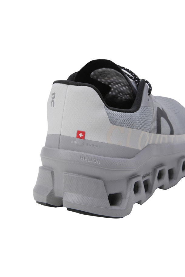 Cloudmonster (클라우드몬스터) - Alloy Silver (얼로이 실버)는 러닝과 데일리 용도로 적합한 남성용 러닝화입니다. 실버와 그레이 컬러의 무지 디자인으로 미니멀, 스포티, 캐주얼 스타일을 연출하기 좋습니다. 합성소재를 사용하여 사계절 모두 착용 가능하며, 라운드 앞코에 끈으로 여미는 로우탑 스타일입니다. CloudTec® 쿠셔닝, Helion™ 슈퍼폼, Speedboard® 기술을 통해 뛰어난 쿠셔닝, 반발력, 경량성을 제공하여 275g의 가벼운 착용감을 느낄 수 있습니다. 발을 앞으로 밀어주는 포워드 롤링 모션으로 더욱 효율적인 러닝을 경험해 보세요.
