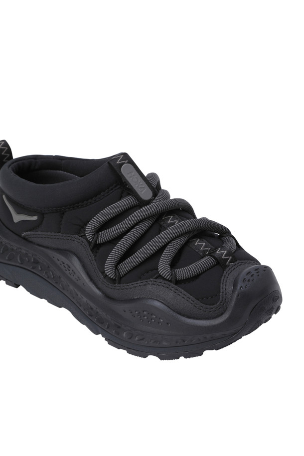 ORA PRIMO (오라 프리모) - BLACK/BLACK 남성 운동화는 일상, 운동 등 다양한 활동에 적합한 제품입니다. 블랙 컬러의 무지 디자인에 라운드 앞코, 레이스업 신발 여밈으로 캐주얼, 미니멀, 스포티 스타일을 연출합니다. 합성가죽 소재, 로우탑 디자인으로 제작되었으며, 단열 퍼프 어퍼, 지그재그 스티치 디테일, 라운드 탄성 레이스 시스템, 보호용 발가락 범퍼 등의 특징을 갖추었습니다. 봄, 여름, 가을 계절에 착용하기 좋으며, 출근룩과 산책룩에 매치하기 좋습니다.
