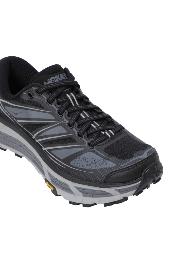 MAFATE SPEED 2 (마파테 스피드 2) - BLACK/CASTLEROCK (블랙/캐슬록)은 아웃도어 및 일상 활동에 적합한 남성용 운동화입니다. 블랙과 캐슬록 컬러 조합의 무지 디자인으로, 고프코어, 스포티, 캐주얼 스타일을 연출하기 좋습니다. 라운드 앞코에 끈으로 여미는 로우탑 디자인이며, 사계절 착용 가능합니다. 나일론과 고무 소재를 사용하여 내구성을 높였으며, meta-rocker 기술과 5mm Vibram Mega-Grip tread (비브람 메가-그립 트레드)를 적용하여 장거리/장시간 활동 시 쿠셔닝을 제공합니다. 등산룩, 러닝룩, 여행룩 등 다양한 TPO에 활용할 수 있습니다.
