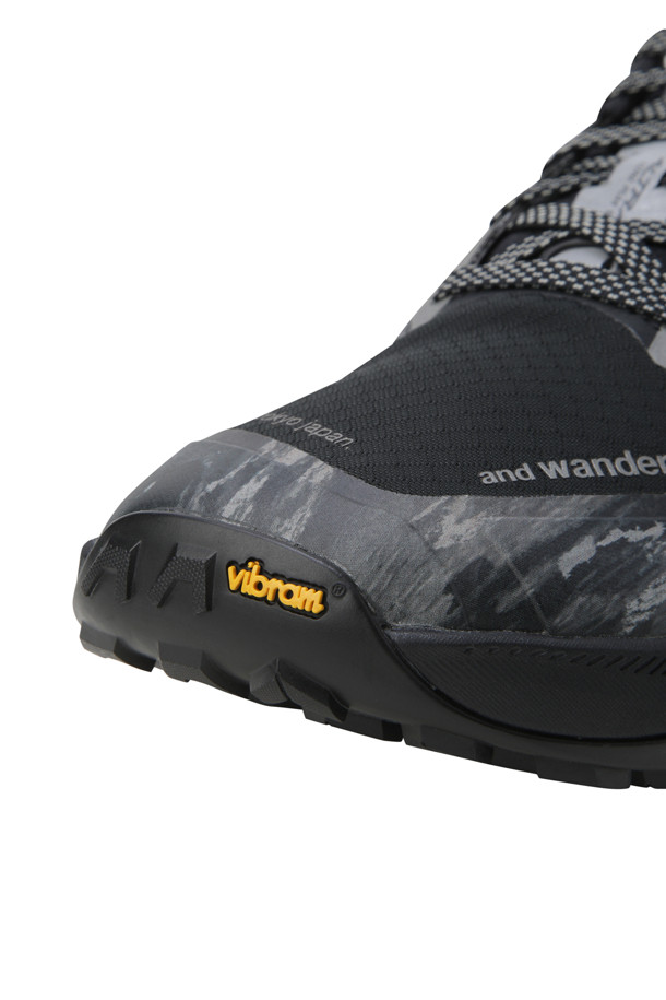 (AND WANDER) 알트라 × 앤드 원더 론 피크 9+ - D.GREEN은 하이킹과 트레일 러닝에 적합한 남성용 운동화입니다. 다크 그린과 블랙 컬러로 출시되었으며, 사계절 모두 착용 가능합니다. 라운드 앞코에 끈형 여밈, 로우탑 디자인으로 제작되었으며, 비브람 아웃솔을 사용하여 접지력을 강화했습니다. 방수 기능을 갖춘 트레일 러닝화로, 고프코어, 스포티, 캐주얼 스타일을 연출하기 좋습니다. 앤드 원더(and wander) 콜라보레이션 제품입니다.