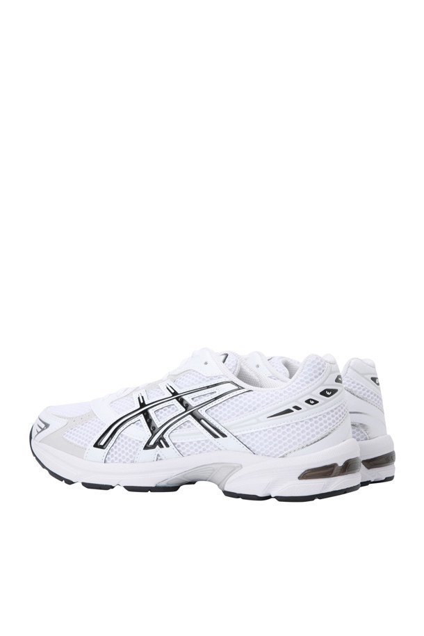 **아식스 젤-1130 - 화이트 블랙**은 러닝과 일상생활에 적합한 남성용 운동화입니다. 화이트와 블랙 컬러 배색으로 미니멀, 스포티, 레트로 스타일을 연출합니다. 메쉬 소재와 합성가죽을 사용하여 통기성을 높였으며, 라운드 앞코에 끈으로 여미는 디자인입니다. 젤 쿠션, SpEVA 미드솔, 듀오맥스, AHAR+ 기술을 통해 편안한 착용감과 안정적인 러닝을 지원하며, 로우탑 디자인과 발볼 일반 핏으로 제작되었습니다.
