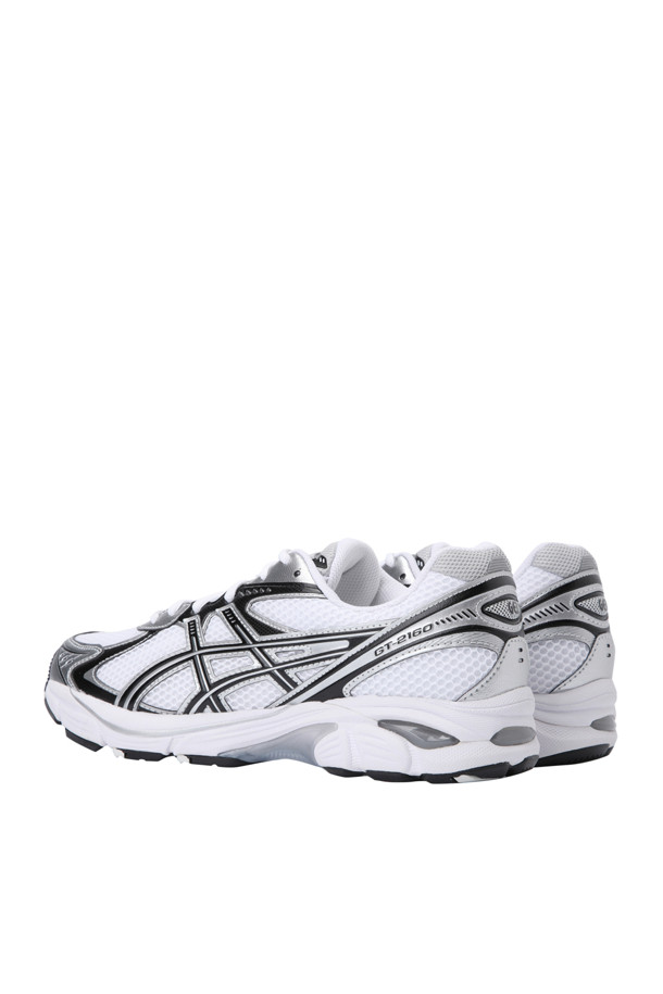 (ASICS) GT-2160 - 화이트 블랙은 남성 러닝을 위한 운동화입니다. 미니멀하고 스포티한 스타일의 이 신발은 사계절 모두 착용 가능하며, 화이트와 블랙 컬러 배색으로 깔끔한 디자인을 자랑합니다. GEL 기술과 EVA 스펀지 미드솔을 적용하여 뛰어난 쿠셔닝과 편안한 착용감을 제공합니다. 무지 패턴으로 어떤 러닝룩에도 잘 어울리며, 일상에서도 세련되게 소화할 수 있습니다.
