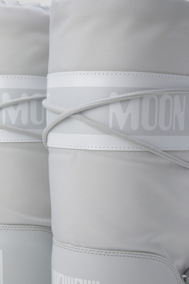 MB 아이콘 나일론 - 글래시어 그레이 부츠는 남녀 모두 착용 가능한 젠더리스 디자인의 겨울용 신발입니다. 생활 방수 기능과 경량 소재를 사용하여 편안한 착용감을 제공하며, 무지 패턴의 그레이 컬러와 캐주얼하고 미니멀한 스타일을 연출합니다. 크로스 레이스 디테일과 슬립온 스타일로 편리하게 신고 벗을 수 있으며, 멀티사이즈 폼 내피가 적용되어 쾌적함을 더했습니다. 플랫 굽 디자인으로 활동성을 높였으며, 일상생활에서 폭넓게 활용하기 좋습니다.
