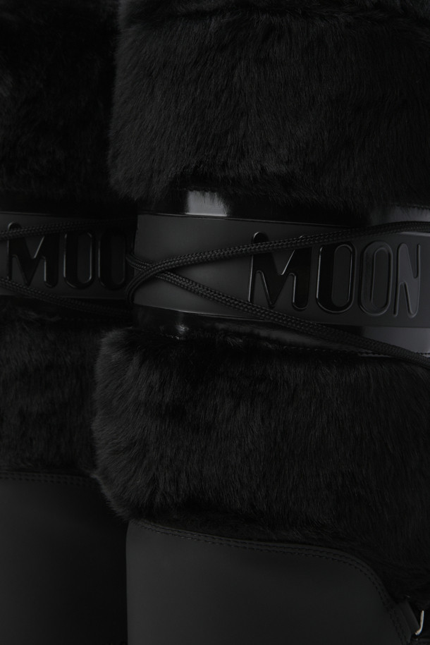 MB 아이콘 퍼(faux fur) - 블랙 부츠는 여성용 겨울 부츠입니다. 블랙 컬러의 무지 디자인으로, 캐주얼, 미니멀, 클래식 스타일을 연출하기 좋습니다. 인조 모피와 고무 소재를 사용하여 보온성과 접지력을 높였으며, 미드컷 탑라인과 슬립온 또는 레이스업 방식을 선택할 수 있습니다. 경량의 플랫 굽과 멀티사이즈 폼 내피, 크로스 튜블러 레이스, PVC 힐 카운터가 특징입니다. 안감은 인조 모피로 마감되어 포근한 착용감을 제공합니다.
