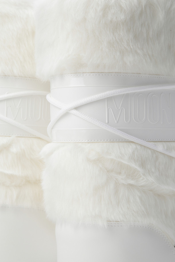 MB 아이콘 포 페이크 퍼 - 옵티컬 화이트는 여성용 부츠로, 겨울철 일상에서 따뜻하고 스타일리시하게 착용할 수 있습니다. 둥근 앞코와 플랫 굽 디자인으로 편안한 착용감을 제공하며, 인조 모피 안감과 보온성을 높여주는 특징을 지닙니다. 눈처럼 깨끗한 옵티컬 화이트 컬러와 무지 패턴이 미니멀, 클래식한 스타일을 연출합니다. 슬립온 또는 레이스업 방식으로 간편하게 신고 벗을 수 있으며, 경량 소재와 멀티사이즈 폼 내피로 편안함과 사이즈 조절 기능을 더했습니다.
