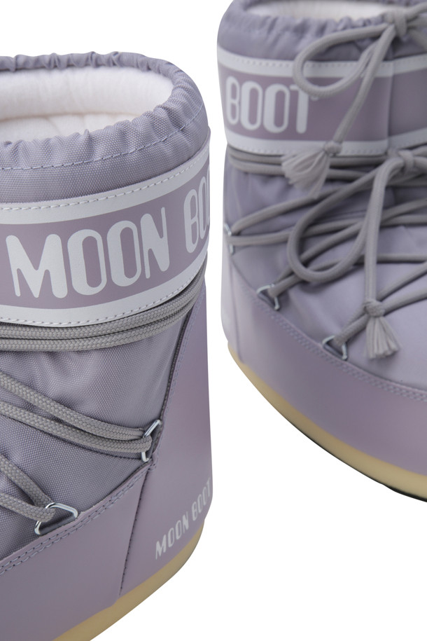 MB 아이콘 로우 나일론 - 라일락은 여성용 부츠로, 겨울철 일상에서 산책룩이나 캐주얼, 미니멀 스타일을 연출하기 좋습니다. 부드러운 라일락 컬러의 무지 디자인이 특징이며, 나일론과 고무 소재를 사용하여 편안함과 내구성을 높였습니다. 플랫 굽에 로우탑 디자인으로 활동성을 더하고, 슬립온 또는 레이스업 방식의 신발 여밈으로 간편하게 착용할 수 있습니다. 생활 방수 기능과 발 보호 기능을 제공하며, 멀티 사이즈 폼 내피와 PVC 트리밍으로 마감하여 실용성을 더했습니다.
