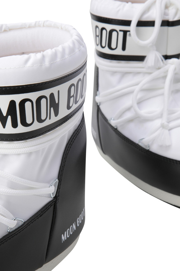 MB 아이콘 로우 나일론 - 화이트는 여성용 부츠로, 캐주얼 및 미니멀 스타일을 지향합니다. 라운드 앞코에 로우탑 디자인으로, 가을, 겨울에 착용하기 좋습니다. 화이트, 블랙 두 가지 색상으로 출시되었으며, 나일론, PVC, 고무 소재를 사용하여 생활 방수 기능과 접지력을 강화했습니다. 멀티사이즈 폼 내피와 달 착륙에서 영감을 받은 디자인이 특징이며, 슬립온 또는 크로스 레이스 방식으로 신을 수 있습니다.
