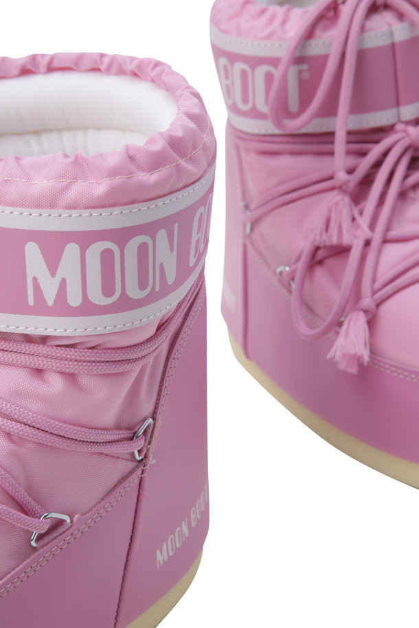 MB 아이콘 로우 나일론 - 핑크 (사이즈 255)는 여성용 부츠로, 일상생활에서 편안하게 착용할 수 있습니다. 핑크 컬러의 무지 디자인에 라운드 앞코, 로우컷 탑라인이 특징이며, 캐주얼, 미니멀, 스포티 스타일을 연출하기 좋습니다. 나일론, 고무, PVC 등의 주요 소재로 제작되었으며, 폼 안감과 플랫 굽으로 편안한 착용감을 제공합니다. 생활 방수 기능과 멀티사이즈 폼 내피, 접지력 강화, 달 착륙 디자인에서 영감을 받은 디자인이 돋보입니다. 여행룩이나 산책룩에 매치하여 개성 있는 스타일을 완성해보세요.
