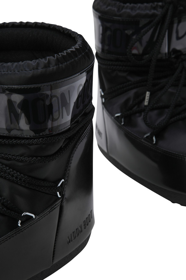 255 사이즈의 MB ICON LOW GLANCE SATIN - BLACK 부츠는 달 착륙에서 영감을 받은 디자인으로, 겨울철 스타일을 완성하는 데 적합합니다. 새틴 소재 특유의 광택이 고급스러운 느낌을 주며, 뛰어난 보온성으로 한겨울 추위에도 따뜻하게 착용할 수 있습니다. 플랫 굽과 가벼운 중창은 편안한 착용감을 제공하며, 남녀 구분 없이 누구나 즐길 수 있는 디자인입니다. 미니멀, 클래식, 캐주얼 등 다양한 스타일을 소화하며 강력한 접지력으로 안정적인 보행을 돕습니다.
