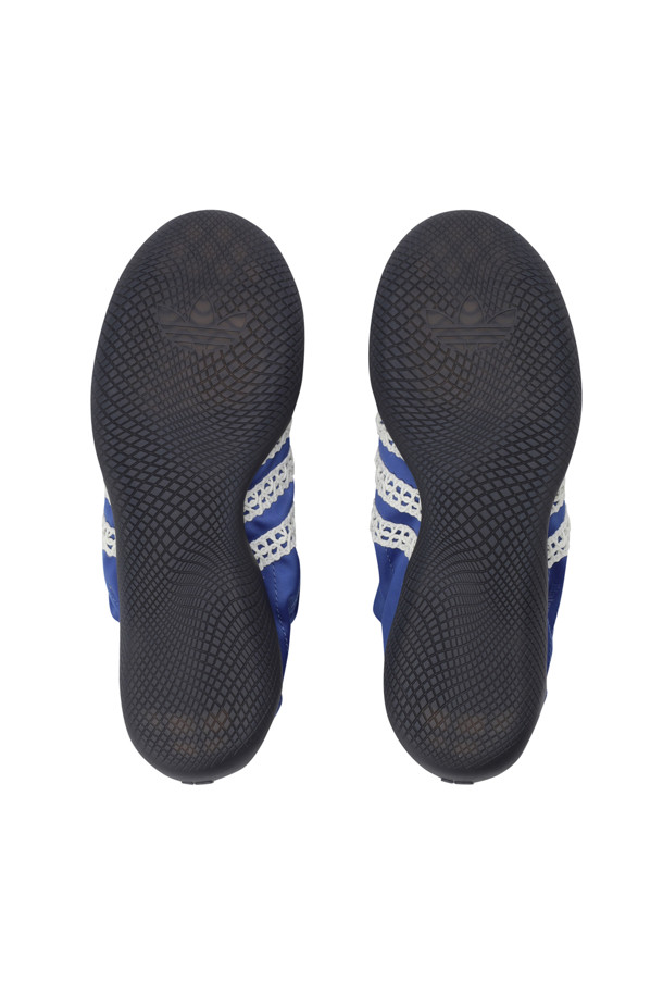 아디다스 X 웨일즈 보너 KARINTHA LO SATIN - 블루 쿼츠는 여성용 운동화입니다. 은은한 광택이 돋보이는 새틴 소재와 고급스러운 가죽의 조화가 돋보이며, 라운드 앞코에 플랫 굽으로 편안함을 더했습니다. 끈으로 여미는 디자인에, 스트라이프 패턴과 크로셰 디테일이 특징이며, 로우컷 탑라인으로 세련된 룩을 연출합니다. 데이트룩, 여행룩과 같은 TPO(Time, Place, Occasion)에 캐주얼, 클래식, 미니멀 스타일을 더해 활용하기 좋습니다. 웨일즈 보너 로고가 디자인의 완성도를 높입니다.
