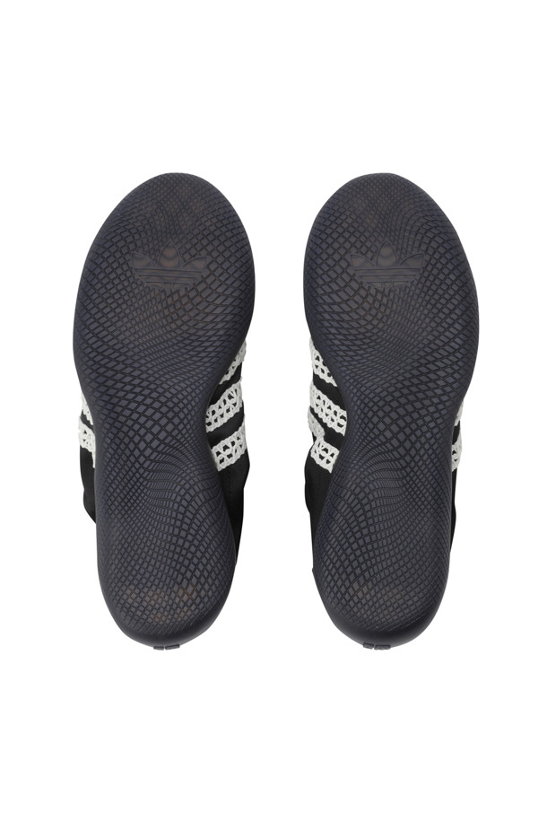 아디다스 X 웨일즈 보너 KARINTHA LO 새틴 - 코어 블랙/다크 브라운/크림 화이트 여성 운동화는 일상 및 캐주얼 스타일을 위한 제품입니다. 라운드 앞코에 로우 컷 탑라인, 레이스업 여밈으로 클래식한 디자인을 강조하며, 봄, 여름, 가을 계절에 착용하기 좋습니다. 블랙, 다크브라운, 크림 화이트의 세 가지 색상 조합과 새틴 소재가 은은한 광택감을 선사합니다. 크로셰와 스트라이프 패턴이 돋보이며, 웨일즈 보너 콜라보레이션으로 특별함을 더했습니다. 데이트룩, 출근룩 등 다양한 TPO에 미니멀하고 캐주얼한 스타일을 연출할 수 있습니다.
