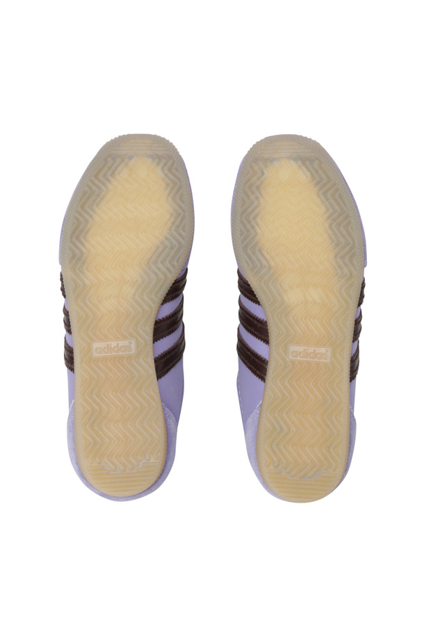 (아디다스 X 웨일즈 보너) 재팬 - 크림 화이트/라이트 퍼플/나이트 레드는 여성용 운동화입니다. 크림 화이트, 라이트 퍼플, 나이트 레드의 세련된 컬러 조합이 돋보이며, 라운드 앞코와 끈으로 여미는 디자인이 특징입니다. 가죽과 고무 소재로 제작되어 편안한 착화감을 제공하며, 낮은 굽 높이와 플랫한 굽 타입으로 안정감을 더했습니다. 레트로 무드를 기반으로 T-토우 대비 스티치 디테일, 슬림한 검솔, 빈티지 감성이 조화를 이루어 산책룩, 캐주얼 스타일, 스포티 무드에 모두 잘 어울립니다.
