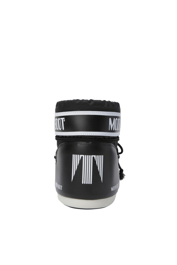 MB 아이콘 로우 나일론 부츠 - 블랙은 여성용 부츠로, 가을과 겨울에 착용하기 좋습니다. 발수 기능이 있는 나일론 소재와 PVC, 고무를 사용하여 제작되었으며, 무지 디자인에 레이스업 방식으로 편안하게 신을 수 있습니다. 실버톤 메탈 아일릿과 교차형 튜브 레이스가 포인트이며, 미끄럼 방지 밑창과 입구 조절 기능으로 활동성을 높였습니다. 겨울 데일리룩, 산책룩, 여행룩 등 다양한 TPO에 캐주얼, 미니멀, 고프코어 스타일로 연출하기 좋습니다.
