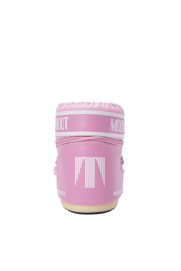 MB 아이콘 로우 나일론 부츠 - 핑크 (230 사이즈)는 겨울철 여성의 스타일을 책임질 부츠입니다. 라운드 앞코에 핑크 컬러가 사랑스러운 분위기를 연출하며, 캐주얼, 미니멀, 고프코어 스타일을 모두 소화할 수 있습니다. 발수 기능의 나일론, PVC, 고무 소재로 제작되어 일상, 여행, 휴가 등 다양한 TPO에 적합합니다. 앵클 탑라인과 레이스업 디자인, 실버톤 메탈 아일릿, 교차형 튜브 레이스, 그리고 미끄럼 방지 고무 트레드 밑창이 특징입니다. 굽 높이는 로우 플랫이며, 입구 부분 끈으로 착용감을 조절할 수 있습니다.
