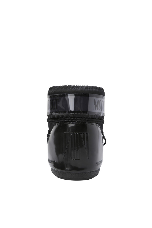 225~230 사이즈의 MB ICON LOW GLANCE SATIN 부츠 - 블랙을 소개합니다. 여성 및 젠더리스를 위한 이 부츠는 PVC, 나일론, 새틴 소재로 제작되어 일상생활에서 세련된 스타일을 연출합니다. 발수 기능과 실버톤 메탈 아일릿, 교차형 튜브 레이스, 그리고 미끄럼 방지 밑창이 특징이며 앵클 탑라인으로 디자인되었습니다. 출근룩과 여행룩에 미니멀, 시크, 캐주얼 스타일을 더해보세요. 입구 부분의 끈으로 착용감을 조절할 수 있습니다.
