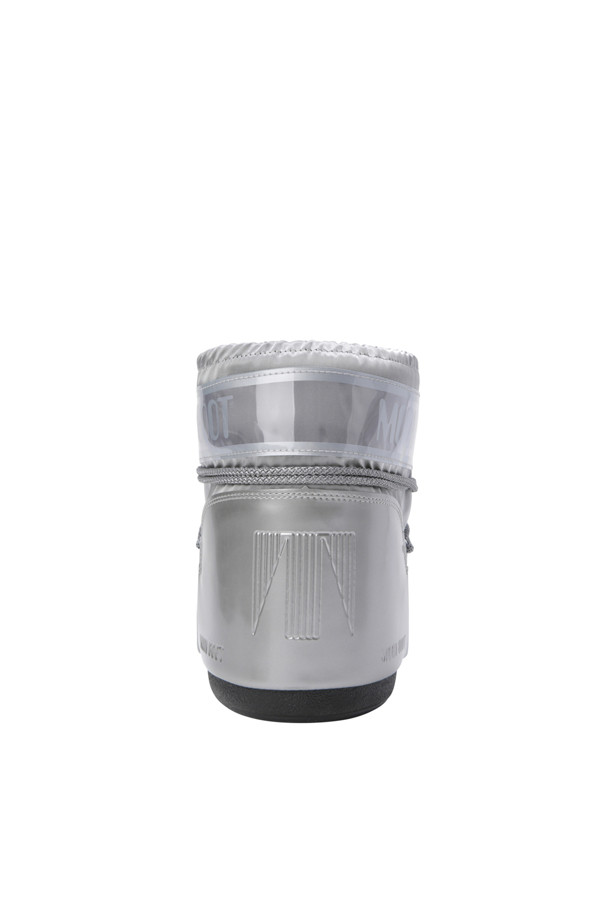 (사이즈 225~230 / 255) MB ICON LOW GLANCE SATIN BOOTS - 실버 부츠는 여성 및 젠더리스를 위한 겨울철 데일리룩, 산책룩, 여행룩에 어울리는 부츠입니다. 미니멀, 캐주얼, 시크 스타일을 연출할 수 있으며, 발수 소재의 PVC, 나일론, 새틴 소재로 제작되었습니다. 실버 컬러의 무지 패턴으로, 메탈 아일릿과 교차형 튜브 레이스, 그리고 레이스업 방식의 신발 끈을 사용하여 끈으로 착용감을 조절할 수 있습니다. 미끄럼 방지 밑창과 좌우 구분 없는 디자인으로 편안함과 스타일을 동시에 잡았습니다.
