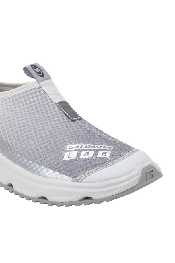 RX MOC 3.0 - Glacier Gray/Sharkskin/Silver Metallic X 남성 운동화는 그레이와 실버 컬러의 조화가 돋보이는 슬립온 스타일의 제품입니다. 메쉬와 EVA 소재를 사용하여 봄, 여름, 가을 계절에 적합하며, 라운드 앞코와 로우탑 디자인으로 편안한 착용감을 제공합니다. 오버사이즈 EVA 미드솔, 에너지 리턴, 부드러운 착화감, 심리스 컴포트, 그리고 경량성을 갖춰 운동 및 일상생활에서 폭넓게 활용할 수 있습니다.
