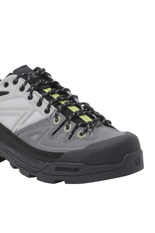 **X-ALP 레더 (블랙/캐슬록/다크 시트론) 남성 운동화**

X-ALP 레더 (블랙/캐슬록/다크 시트론)는 하이킹과 일상 모두에 적합한 남성용 운동화입니다. 블랙, 그레이, 시트론 색상 조합으로, 사계절 모두 착용 가능합니다. 라운드 앞코에 레이스업 스타일로 편안함을 더하며, 로우탑 디자인으로 활동성을 높였습니다. 스웨이드, 캔버스, 고무 소재를 사용하여 내구성과 디자인을 동시에 잡았습니다. 3D 에징 섀시, 측면 파워 밴드, 발가락 보호 기능이 특징입니다. 산책룩, 캐주얼, 미니멀, 스포티 스타일을 연출하기 좋습니다.
