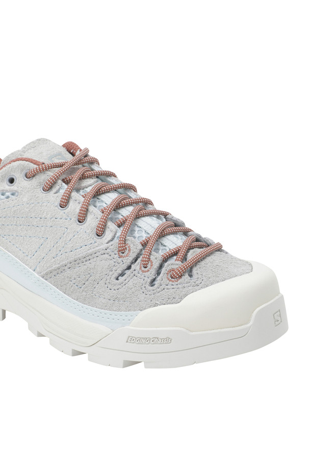 X-ALP SUEDE (엑스-알프 스웨이드) 남성 운동화는 Ice Flow, Quarry, Russet 세 가지 색상으로 출시되었습니다. 라운드 앞코 디자인과 레이스업 스타일로, 봄, 여름, 가을 계절에 걸쳐 러닝 및 일상용으로 활용하기 좋습니다. 스웨이드와 메시 소재를 사용하여 통기성을 높였으며, 3D 오픈 메시, 자수 디테일, 고무 보호 디테일, 측면 파워 밴드 등의 특징이 있습니다. 플랫 굽에 로우탑 디자인으로 캐주얼, 미니멀, 스포티한 스타일 연출에 적합합니다.
