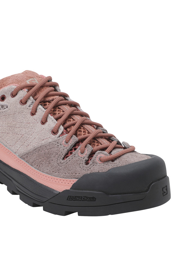 X-ALP SUEDE (엑스-알프 스웨이드) 운동화는 남성을 위한 캐주얼, 스포티, 미니멀 스타일의 신발입니다. Etherea (에테리아), Russet (러셋), Hyma Pink (히마 핑크) 세 가지 컬러로 출시되어 사계절 내내 다양한 룩에 매치하기 좋습니다. 라운드 앞코에 스웨이드와 메시 소재를 사용하여 통기성을 높였으며, 자수 패턴과 레이스업 디자인으로 포인트를 주었습니다. 3D 오픈 메시 소재, 고무 토캡, 측면 파워 밴드, 보호용 디테일 등 다양한 특징이 돋보입니다. 운동, 일상에서 활동적인 스타일을 연출하기에 적합하며, 동네 마실룩, 산책룩, 피트니스룩에 잘 어울립니다.
