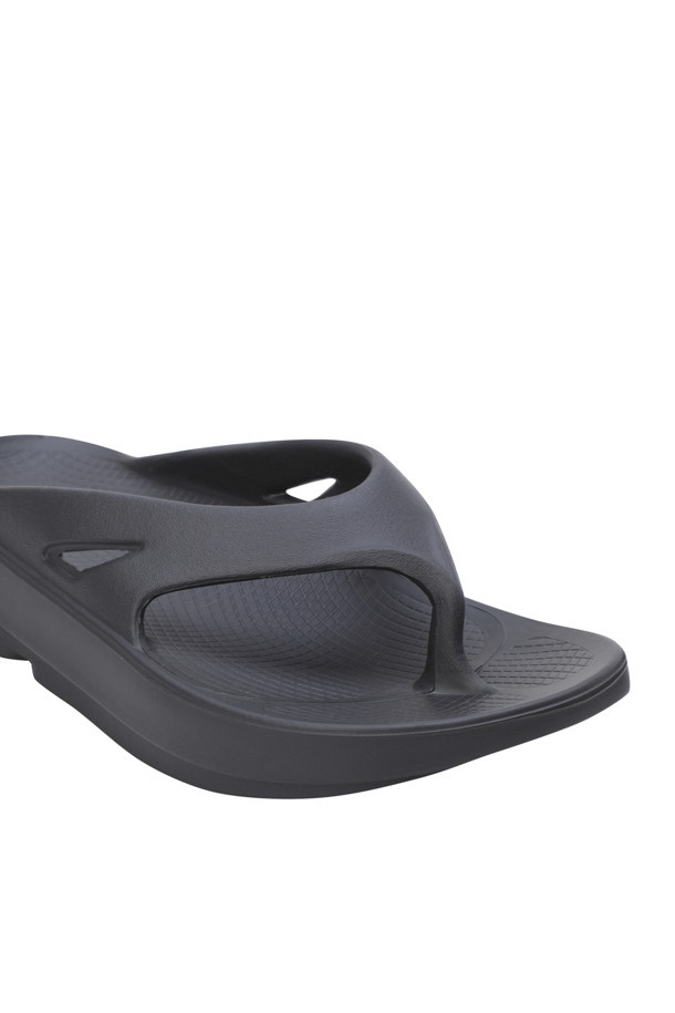 **오리지널 샌들 - 블랙 (사이즈 220 / 280)**

가볍고 편안한 착용감을 선사하는 오리지널 샌들입니다. 일상, 휴가, 산책 등 다양한 상황에 어울리는 디자인으로, 캐주얼, 미니멀, 리조트룩 스타일을 연출하기 좋습니다. 블랙 컬러의 무지 디자인으로, 남성 고객을 위한 여름 샌들입니다. 고무 소재를 사용하여 충격 흡수 및 통기 기능이 뛰어나며, 인체공학적 설계와 발아치 지지로 편안함을 더했습니다. 플랫 굽으로 편안한 착용감을 제공하며, 일체형 바디로 제작되었습니다.
