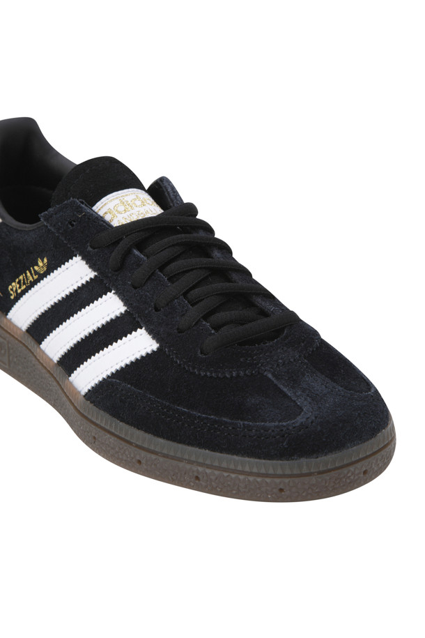 한발 스페지알 - 코어 블랙 / 클라우드 화이트 / 검 스니커즈는 여성용으로, 미니멀, 캐주얼 및 클래식 스타일을 선호하는 분들께 적합합니다. 블랙, 화이트, 검 세 가지 색상으로 출시되어 다양한 룩에 매치하기 용이하며, 사계절 내내 착용할 수 있습니다. 스웨이드와 고무 소재를 사용하여 편안함과 내구성을 동시에 잡았으며, 무지 디자인이 특징입니다. 끈으로 간편하게 조절 가능하며, 향균 방취 기능과 오쏘라이트 삭라이너가 적용되어 쾌적한 착용감을 제공합니다.
