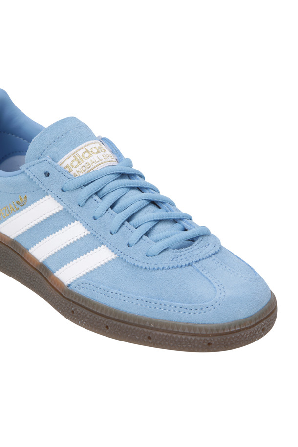 **핸드볼 스페지알 - 라이트 블루 / 클라우드 화이트 / 검**은 여성들을 위한 캐주얼 스니커즈입니다. 라이트 블루, 화이트, 검 세 가지 색상의 조화가 시선을 사로잡으며, 봄, 여름, 가을 계절에 두루 신기 좋습니다. 부드러운 스웨이드와 내구성이 뛰어난 고무 소재로 제작되었으며, 라운드 앞코 디자인과 낮은 굽으로 편안한 착용감을 제공합니다. 오쏘라이트 안감과 향균, 방취 기능을 더해 위생적이며, 끈으로 발을 안정적으로 잡아줍니다. 동네 마실룩, 산책룩, 여행룩 등 다양한 TPO에 미니멀하고 클래식한 스타일을 더해줄 아이템입니다.
