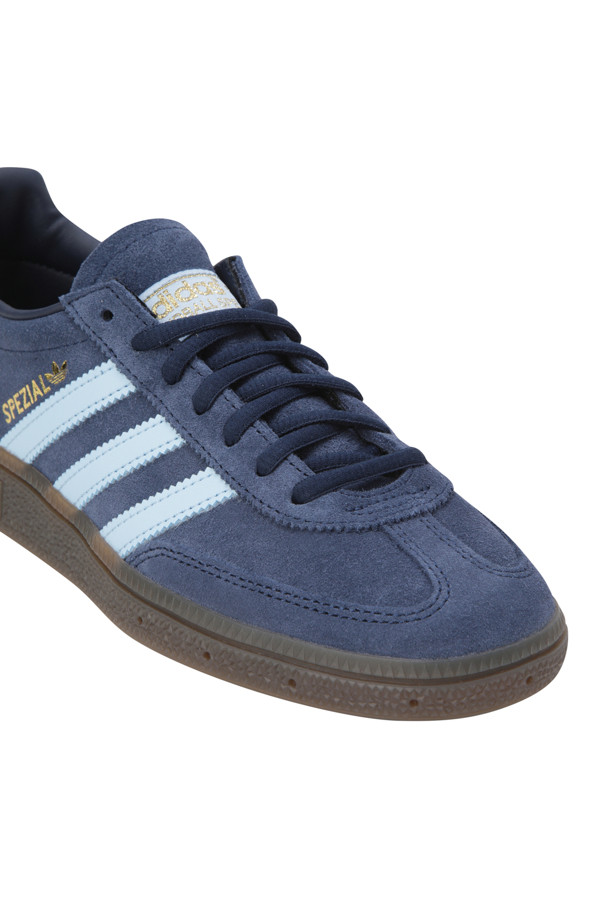 핸드볼 스페지알 - 콜리지에이트 네이비 / 클리어 스카이 / 검

산책룩, 여행룩에 어울리는 스니커즈입니다. 캐주얼, 미니멀, 클래식 스타일을 연출하기에 적합합니다. Collegiate Navy, Clear Sky, Gum 세 가지 색상 배합이 돋보이며, 라운드 앞코 디자인과 스웨이드 소재를 사용하여 편안함을 더했습니다. 향균 및 방취 기능의 오쏘라이트 안감을 적용하여 쾌적한 착용감을 제공합니다. 끈으로 묶는 로우탑 디자인으로 다양한 스타일에 매치하기 좋습니다.
