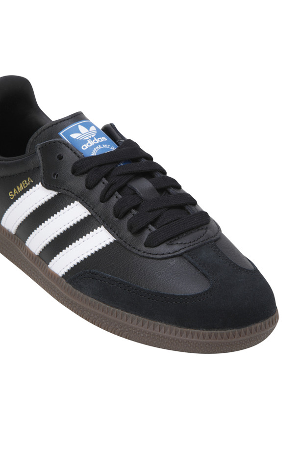 삼바 OG - 코어 블랙 / 클라우드 화이트 / 검(Samba OG - Core Black / Cloud White / Gum)은 여성 고객을 위한 신발입니다. 일상과 캐주얼 스타일에 적합하며, 사계절 내내 착용할 수 있습니다. 라운드 앞코 디자인에 레더(leather) 소재를 사용하여 클래식하면서도 미니멀한 느낌을 줍니다. 레이스(lace) 여밈과 로우탑 디자인으로 편안한 착용감을 제공하며, 동네 마실룩과 산책룩에 잘 어울립니다.
