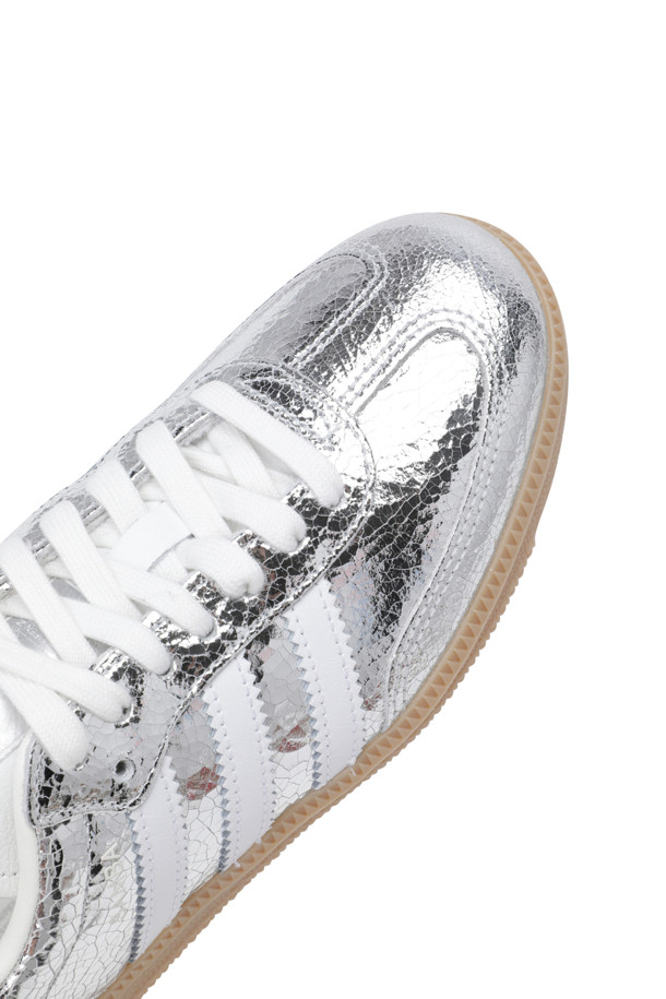 삼바 OG - 실버 메탈릭 / 클라우드 화이트 / 코어 화이트는 여성들을 위한 스니커즈입니다. 일상, 동네 마실룩, 쇼핑룩에 어울리는 디자인으로, 사계절 모두 착용 가능합니다. 실버와 화이트 컬러 조합에 라운드 앞코, 레이스 여밈이 특징이며, 메탈릭 디테일이 돋보입니다. 가죽 소재로 제작되어 미니멀, 캐주얼, 클래식 스타일을 즐기는 분들께 추천합니다.
