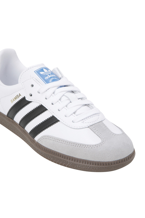 삼바 OG (Cloud White / Core Black / gum)는 여성용 신발로, 일상 및 캐주얼 스타일에 적합합니다. 부드러운 레더 소재로 제작되었으며, 라운드 앞코와 플랫 굽 디자인이 특징입니다. 화이트, 블랙, 검 컬러 배색에 무지 패턴으로, 레이스 여밈과 로우탑 디자인이 클래식하면서도 미니멀한 스타일을 연출합니다. 동네 마실룩, 산책룩 등 다양한 TPO에 활용 가능하며, 캐주얼한 스타일을 선호하는 여성에게 추천합니다.
