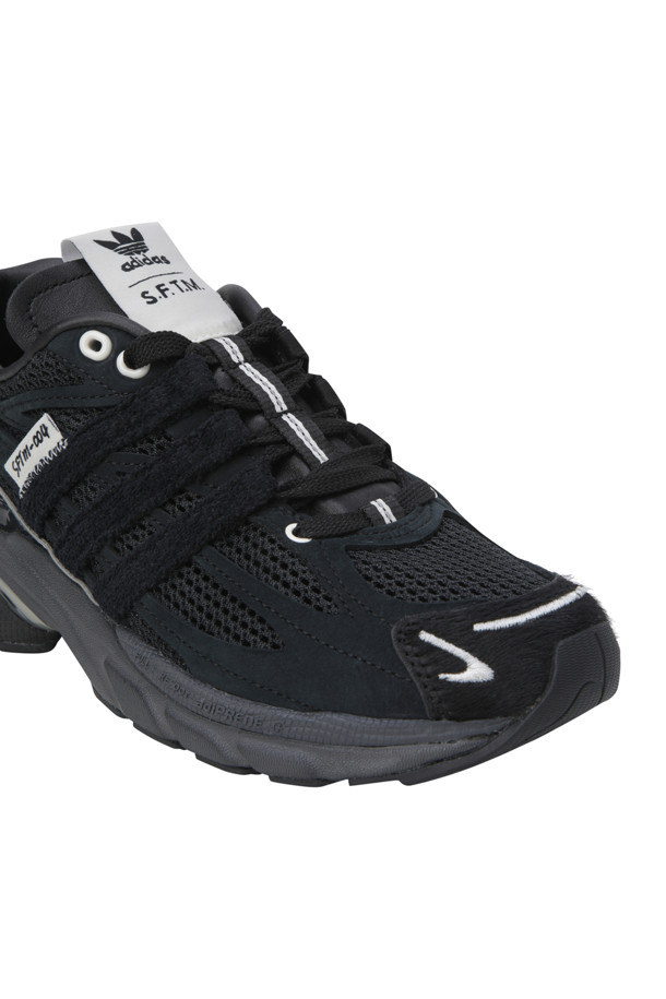 (아디다스 X 송 포 더 뮤트) 아디스타 쿠션 - 코어 블랙 / 코어 블랙 / 크림 화이트는 남성용 운동화입니다. 송아지 가죽, 고무, 패브릭 소재로 제작되었으며, 블랙과 크림 화이트 컬러의 모노크롬 디자인이 특징입니다. 끈으로 묶는 로우탑 스타일로, 낮고 플랫한 굽이 편안한 착화감을 선사하며, 미니멀, 클래식, 캐주얼 스타일을 연출하기 좋습니다. 데이트룩, 출근룩 등 다양한 TPO에 활용하여 도시적인 분위기를 더할 수 있습니다.
