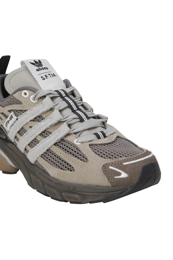 (ADIDAS X SONG FOR THE MUTE) 아디스타 쿠션 - 심플 브라운 / 나이트 브라운 / 라이트 브라운은 아디다스와 송포더뮤트의 협업으로 탄생한 남성용 운동화입니다. 브라운과 그레이 컬러를 사용하여 일상과 캐주얼 스타일에 적합하며, 봄, 여름, 가을 계절에 착용하기 좋습니다. 라운드 앞코에 끈으로 여미는 디자인이며, 로우탑으로 제작되었습니다. 송아지 가죽, 고무, 패브릭 소재를 사용하여 편안한 착화감을 제공하며, 모노크롬 디자인과 도시적인 분위기를 연출합니다. 미니멀, 클래식, 캐주얼 스타일을 즐기는 분들께 동네 마실룩, 산책룩으로 추천합니다.
