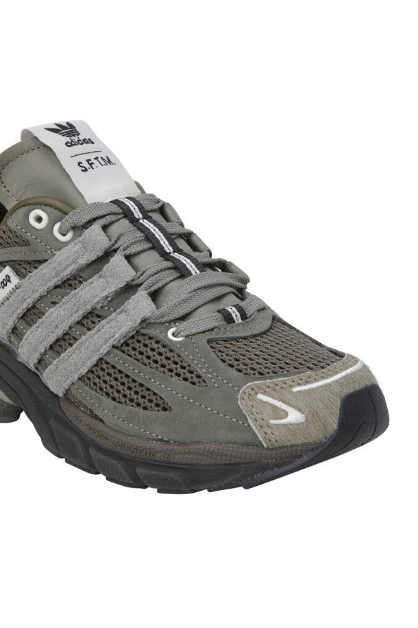 (아디다스 X 송 포 더 뮤트) 아디스타 쿠션 - 브랜치 / 쉐도우 그린 / 나이트 카고는 아디다스와 송 포 더 뮤트의 협업으로 탄생한 남성용 운동화입니다. 브랜치, 쉐도우 그린, 나이트 카고 세 가지 색상 조합으로, 사계절 캐주얼 및 일상 착용에 적합합니다. 라운드 앞코에 끈으로 여미는 디자인이며, 송아지 가죽, 고무, 패브릭 소재를 사용하여 편안한 착화감을 제공합니다. 모노크롬 디자인과 낮은 굽, 플랫 형태가 특징이며, 산책룩과 동네 마실룩, 미니멀, 클래식 스타일을 연출하기 좋습니다.
