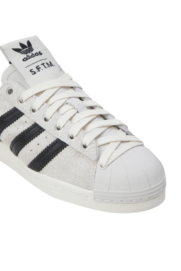 (아디다스 X 송 포 더 뮤트) 슈퍼스타 82 - 크림 화이트 / 코어 블랙 / 오프 화이트는 남성용 운동화입니다. 크림 화이트, 코어 블랙, 오프 화이트 색상 조합의 무지 디자인으로, 사계절 내내 일상용으로 착용하기 좋습니다. 쉘 토 앞코와 레이스업 잠금장치가 특징이며, 가죽, 스웨이드, 고무 소재로 제작되었습니다. 스웨이드 색조와 대조적인 톤의 갑피 패널, 시그니처 슈퍼스타 토 쉘, 추가 레이스 아이릿 디테일이 돋보이며, 미니멀, 클래식, 캐주얼 스타일을 연출하기에 적합합니다. 동네 마실룩이나 데이트룩에 포인트를 더해보세요.