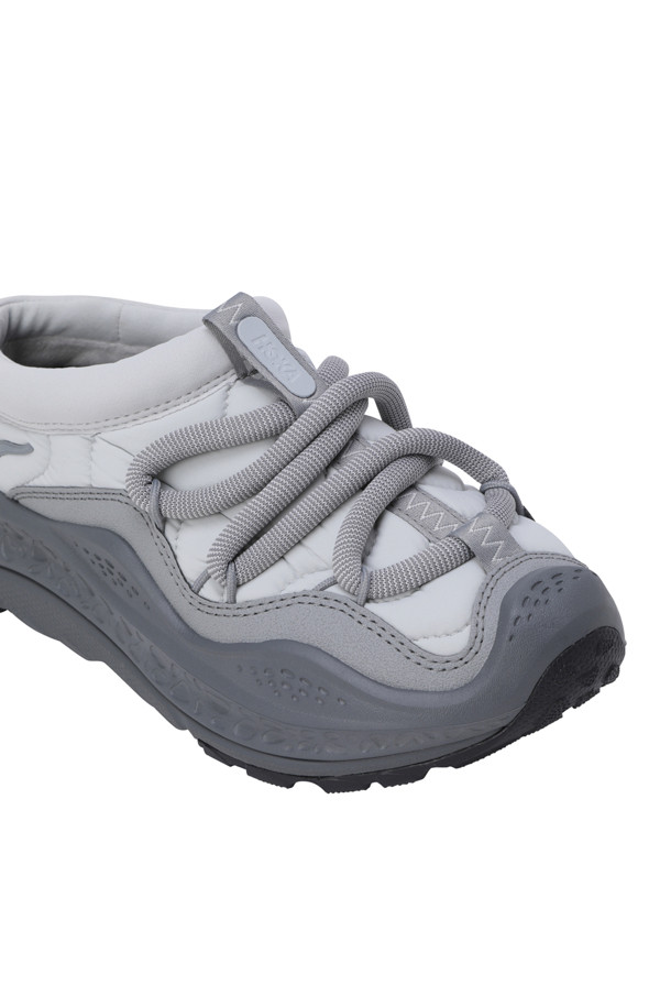 **ORA 프리모 - 스타더스트/새틀라이트 그레이**는 일상과 가벼운 운동에 적합한 남성용 운동화입니다. 라운드 앞코와 플랫 굽으로 편안함을 제공하며, 사계절 내내 착용 가능합니다. 회색 및 그레이 컬러의 무지 디자인에, 단열 퍼프 어퍼, 지그재그 스티치 디테일, 라운드 탄성 레이스 시스템, 보호용 발가락 범퍼 등의 특징이 더해져 스타일리시함을 더했습니다. 캐주얼, 미니멀, 스포티한 스타일 연출에 용이하며, 동네 마실룩이나 산책룩에 매치하기 좋습니다. 합성가죽 소재와 레이스업 여밈, 로우탑 디자인으로 제작되었습니다.
