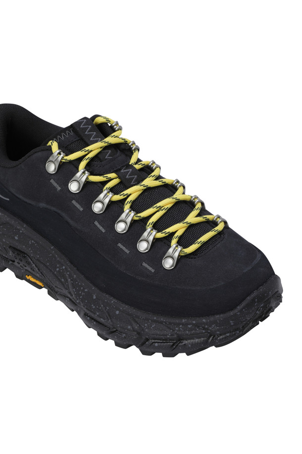 토르 써밋 블랙/블랙은 남성용 운동화로, 하이킹과 일상생활 모두에 적합한 사계절용 신발입니다. 블랙 컬러에 무지 패턴으로 디자인되었으며, 끈으로 여미는 스타일입니다. 지그재그 스티치 디테일이 돋보이며, Vibram® 메가그립 아웃솔을 사용하여 뛰어난 접지력을 제공합니다. 고프코어, 캐주얼, 미니멀 스타일을 즐기는 분들에게 산책룩, 여행룩, 등산룩에 매치하기 좋은 아이템입니다.
