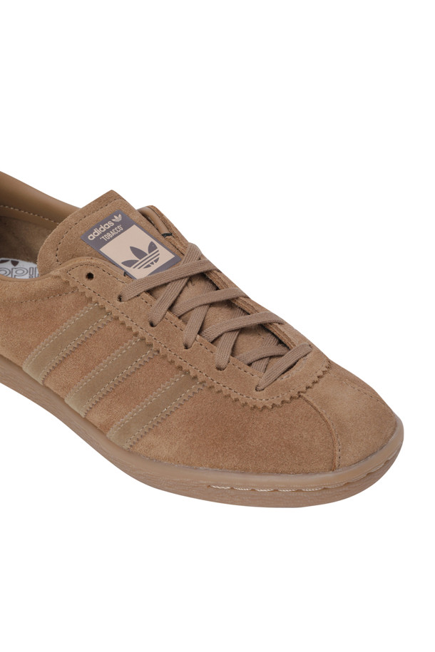 토바코 브라운 데저트 / 카드보드 / 검 운동화는 남성용으로, 클래식, 미니멀, 캐주얼 스타일에 적합합니다. 브라운, 카드보드, 검정 3가지 색상으로 제공되며, 사계절 내내 착용할 수 있습니다. 가죽 소재에 무지 패턴으로 디자인되어 있어, 레이스 여밈과 레귤러핏, 고무 밑창이 특징입니다. 일상용으로 편안하게 신을 수 있는 디자인의 운동화입니다.
