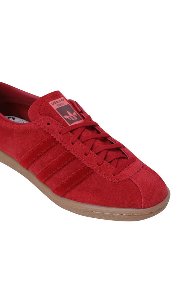 토바코 - 팀 빅토리 레드/파워 레드/검은 밑창 스니커즈는 남성용 운동화입니다. 캐주얼 및 일상 용도로 적합하며, 사계절 모두 착용할 수 있습니다. 라운드 앞코 디자인에, 가죽 소재와 로우탑 디자인으로 제작되었습니다. 빨간색과 검붉은색 컬러로, 무지 패턴과 레이스 여밈, 플랫 굽, 고무 밑창이 특징입니다. 산책룩, 동네 마실룩, 캐주얼, 미니멀, 클래식 스타일을 연출하기 좋습니다.
